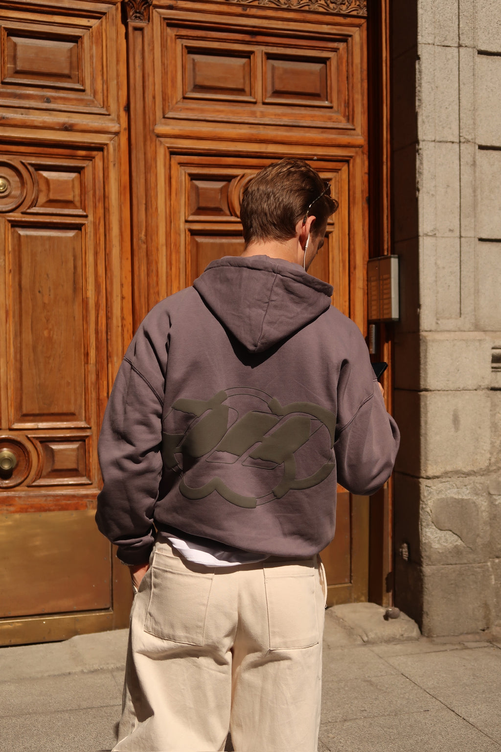 PAG 04 SUDADERA GRIS