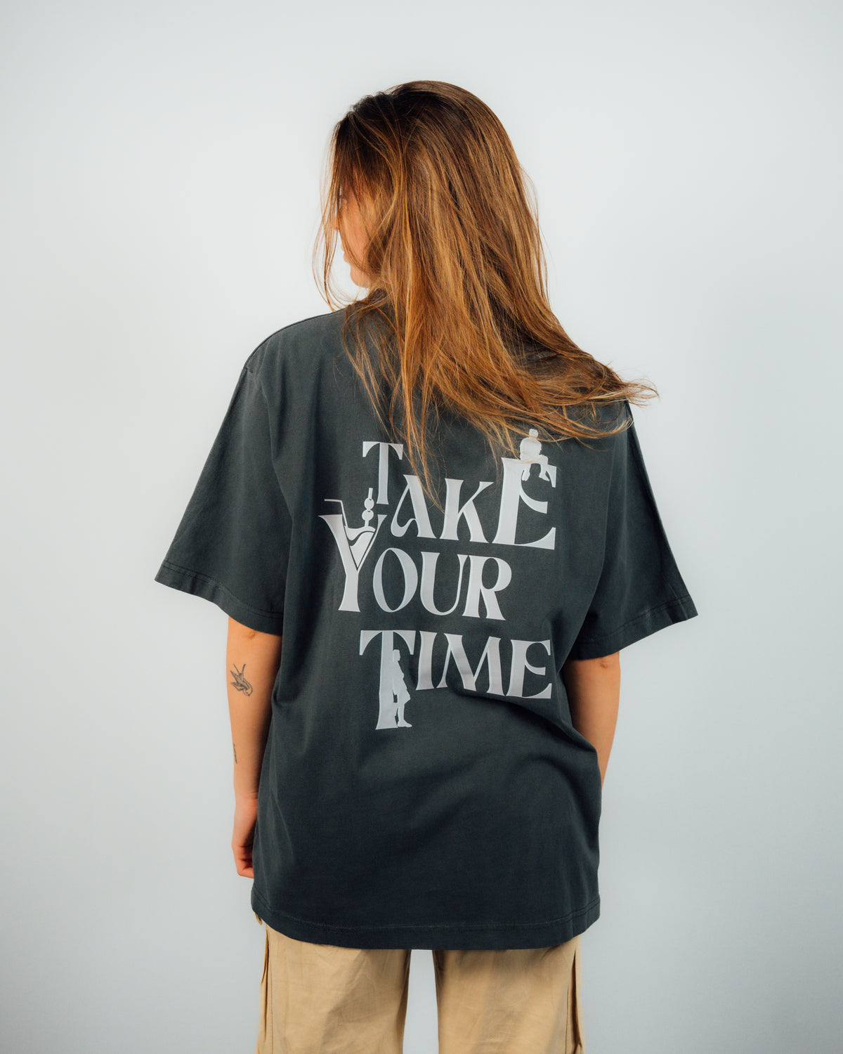CAMISETA TAKE YOUR TIME GRIS