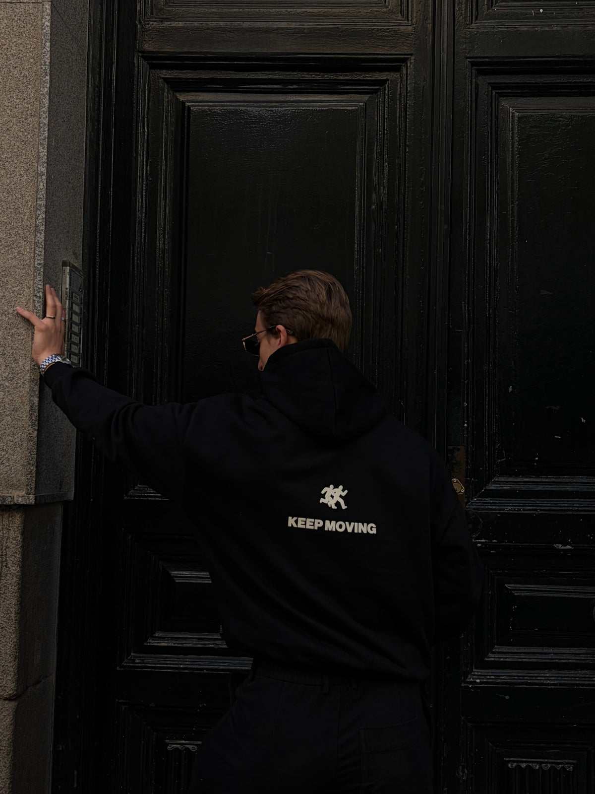 PAG 03 SUDADERA NEGRA