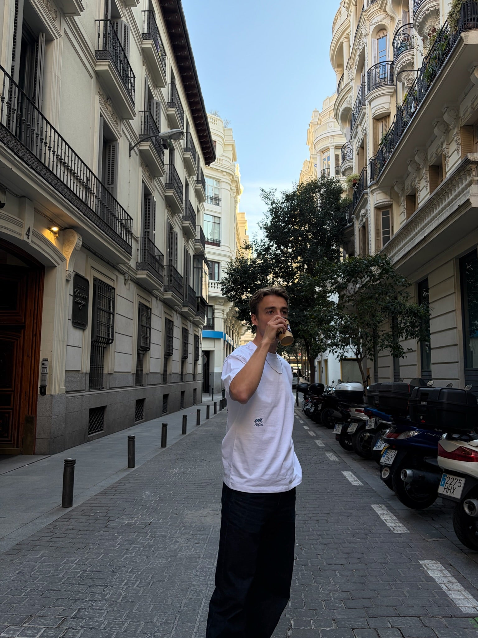 PAG 02 CAMISETA BLANCA