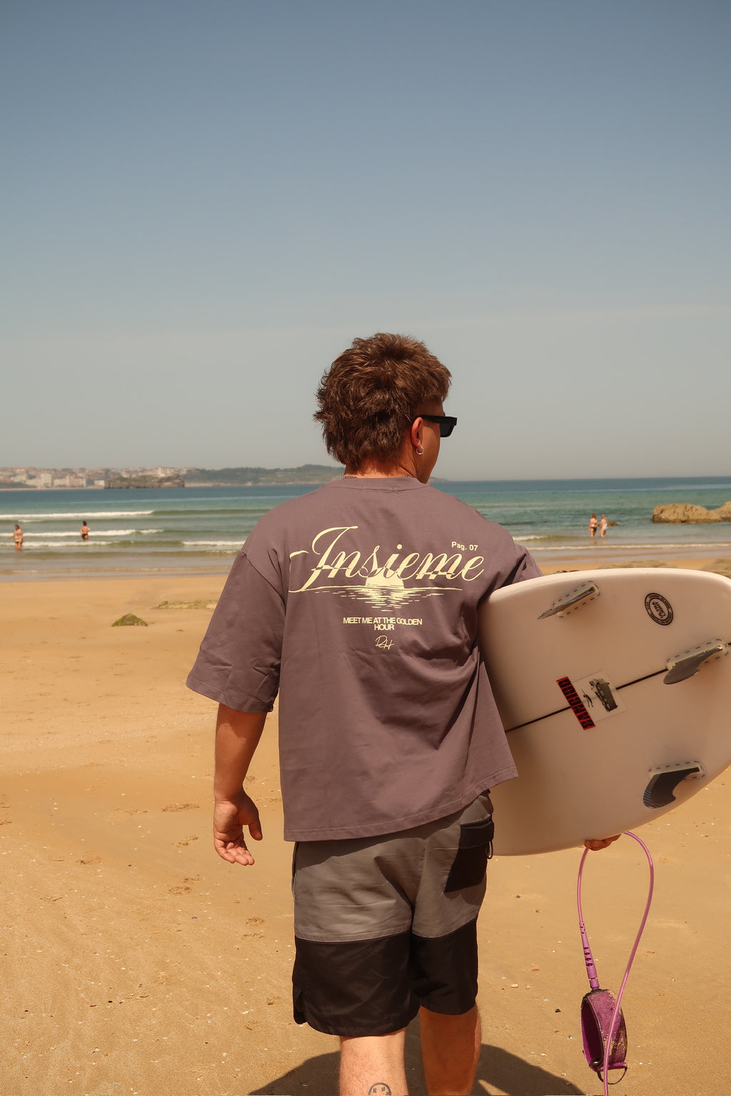 PAG 08 CAMISETA GRIS