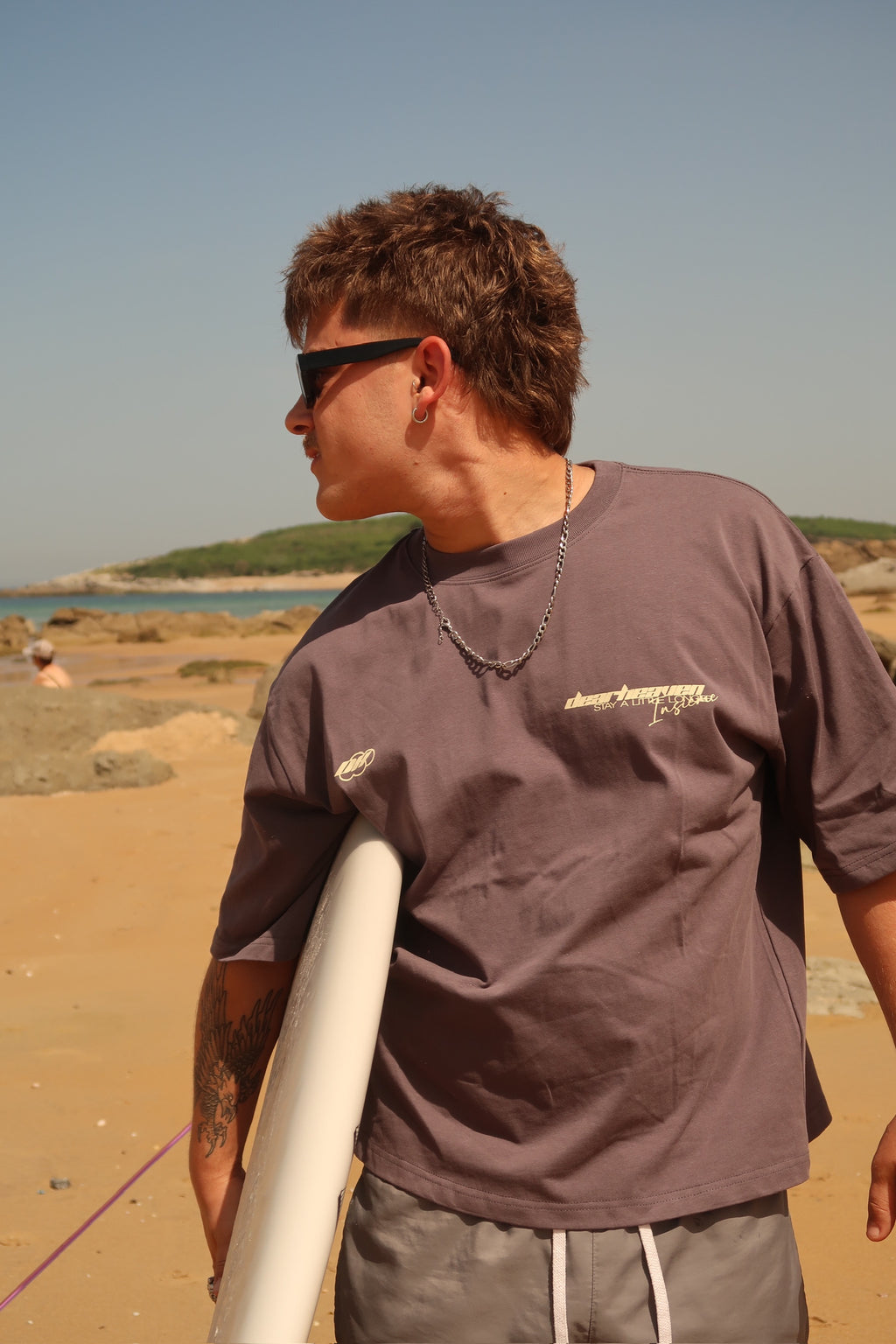PAG 08 CAMISETA GRIS