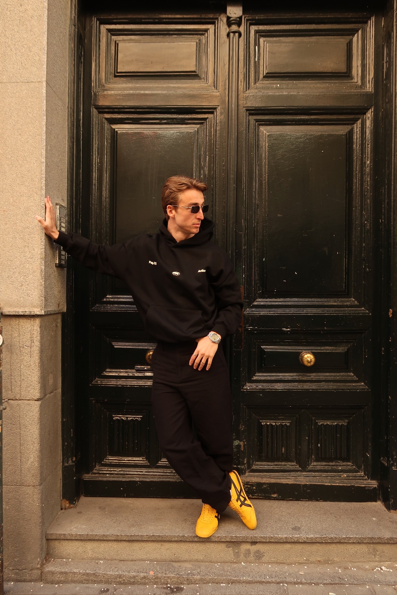 PAG 03 SUDADERA NEGRA